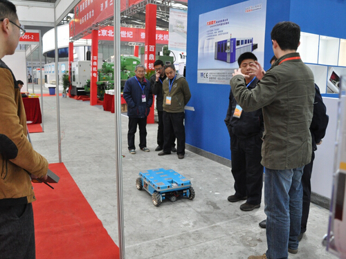 爱游戏体育官方网站首页参加2015中国西部国际装备制造业博览会-技术人员向观众讲解爱游戏(中国)-2.jpg